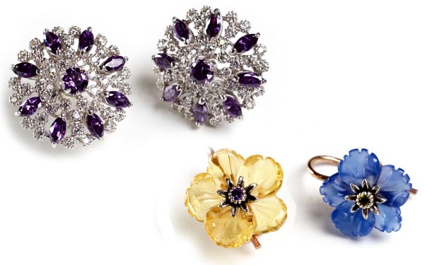 Orecchini in argento con motivi floreali Orecchini in argento con motivi floreali